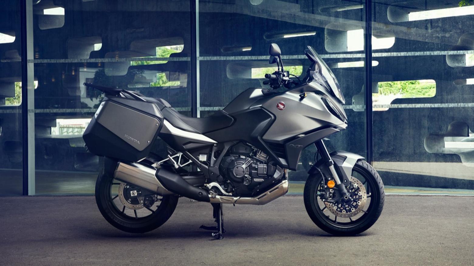 Honda NT1100 Motosiklet Özellikleri : Honda NT1100 102hp Güç, 104nm. Tork, 215km/h Top Speed, 1000cc Üstü,  Fiyat : 717500TL Fiyat, , 238kg Ağırlık, Ön / Arka (310 mm çapında radyal monte edilen 4 piston kaliperli çift disk / 256 mm çapında tek piston kaliperli tek disk) 2 Kanallı ABS Fren, Ön - Arka(120/70/ R17 / 180/55/ R17)