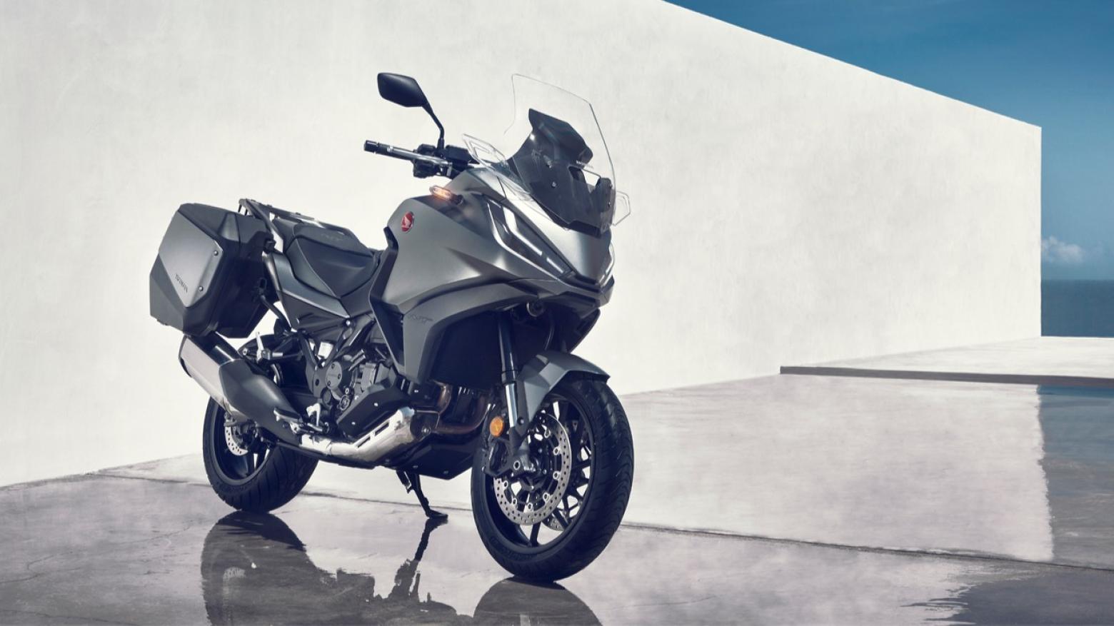 Honda NT1100 Motosiklet Özellikleri : Honda NT1100 102hp Güç, 104nm. Tork, 215km/h Top Speed, 1000cc Üstü,  Fiyat : 717500TL Fiyat, , 238kg Ağırlık, Ön / Arka (310 mm çapında radyal monte edilen 4 piston kaliperli çift disk / 256 mm çapında tek piston kaliperli tek disk) 2 Kanallı ABS Fren, Ön - Arka(120/70/ R17 / 180/55/ R17)