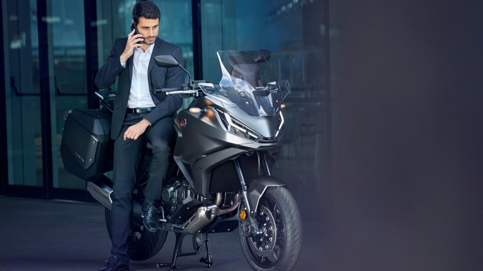 Honda NT1100 Motosiklet Özellikleri : Honda NT1100 102hp Güç, 104nm. Tork, 215km/h Top Speed, 1000cc Üstü,  Fiyat : 717500TL Fiyat, , 238kg Ağırlık, Ön / Arka (310 mm çapında radyal monte edilen 4 piston kaliperli çift disk / 256 mm çapında tek piston kaliperli tek disk) 2 Kanallı ABS Fren, Ön - Arka(120/70/ R17 / 180/55/ R17)