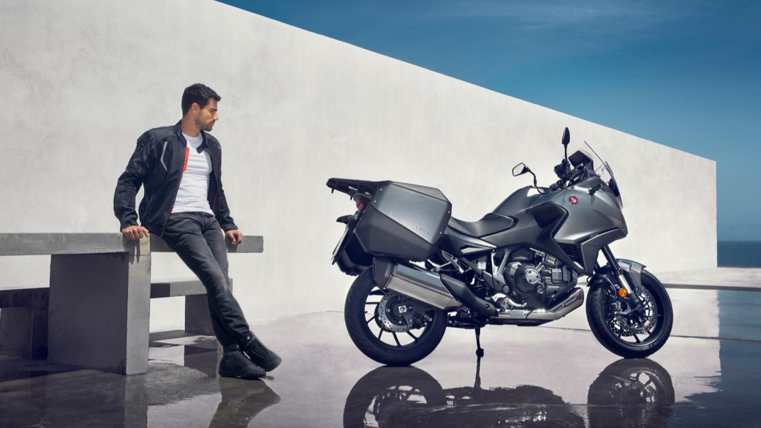 Honda NT1100 Motosiklet Özellikleri : Honda NT1100 102hp Güç, 104nm. Tork, 215km/h Top Speed, 1000cc Üstü,  Fiyat : 717500TL Fiyat, , 238kg Ağırlık, Ön / Arka (310 mm çapında radyal monte edilen 4 piston kaliperli çift disk / 256 mm çapında tek piston kaliperli tek disk) 2 Kanallı ABS Fren, Ön - Arka(120/70/ R17 / 180/55/ R17)
