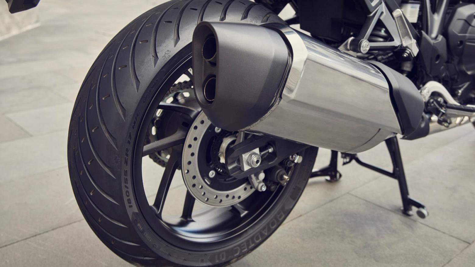 Honda NT1100 Motosiklet Özellikleri : Honda NT1100 102hp Güç, 104nm. Tork, 215km/h Top Speed, 1000cc Üstü,  Fiyat : 717500TL Fiyat, , 238kg Ağırlık, Ön / Arka (310 mm çapında radyal monte edilen 4 piston kaliperli çift disk / 256 mm çapında tek piston kaliperli tek disk) 2 Kanallı ABS Fren, Ön - Arka(120/70/ R17 / 180/55/ R17)