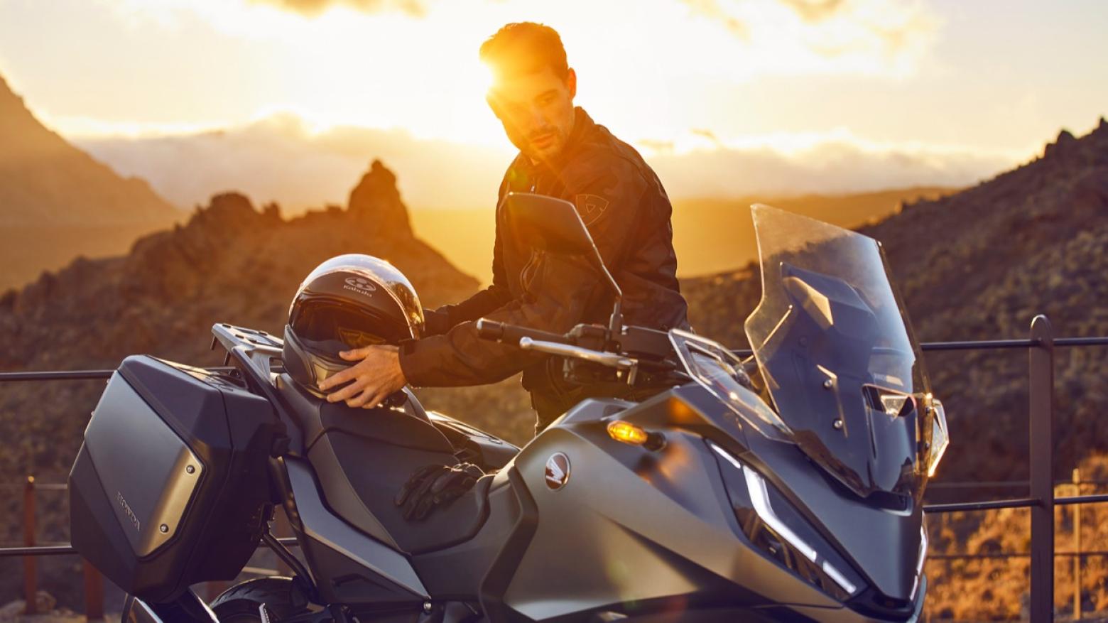 Honda NT1100 Motosiklet Özellikleri : Honda NT1100 102hp Güç, 104nm. Tork, 215km/h Top Speed, 1000cc Üstü,  Fiyat : 717500TL Fiyat, , 238kg Ağırlık, Ön / Arka (310 mm çapında radyal monte edilen 4 piston kaliperli çift disk / 256 mm çapında tek piston kaliperli tek disk) 2 Kanallı ABS Fren, Ön - Arka(120/70/ R17 / 180/55/ R17)