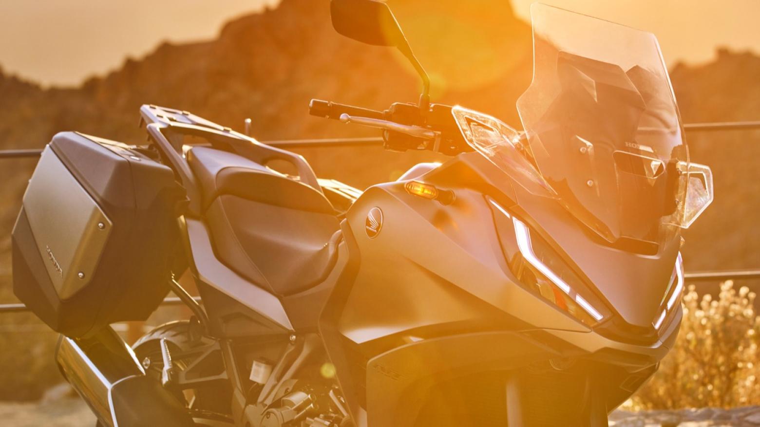 Honda NT1100 Motosiklet Özellikleri : Honda NT1100 102hp Güç, 104nm. Tork, 215km/h Top Speed, 1000cc Üstü,  Fiyat : 717500TL Fiyat, , 238kg Ağırlık, Ön / Arka (310 mm çapında radyal monte edilen 4 piston kaliperli çift disk / 256 mm çapında tek piston kaliperli tek disk) 2 Kanallı ABS Fren, Ön - Arka(120/70/ R17 / 180/55/ R17)