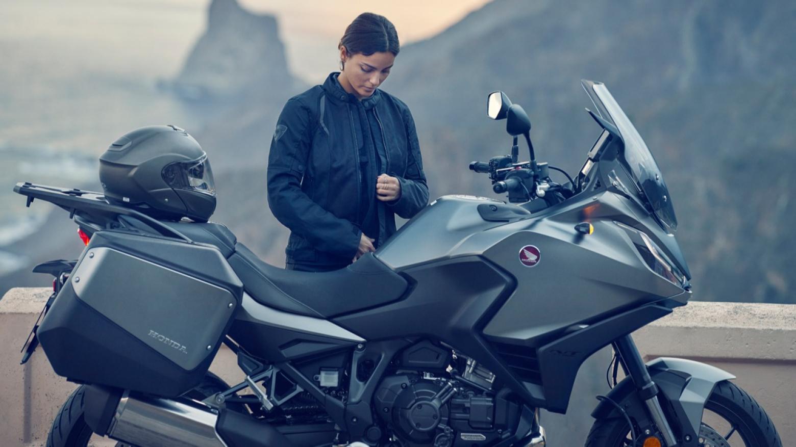 Honda NT1100 Motosiklet Özellikleri : Honda NT1100 102hp Güç, 104nm. Tork, 215km/h Top Speed, 1000cc Üstü,  Fiyat : 717500TL Fiyat, , 238kg Ağırlık, Ön / Arka (310 mm çapında radyal monte edilen 4 piston kaliperli çift disk / 256 mm çapında tek piston kaliperli tek disk) 2 Kanallı ABS Fren, Ön - Arka(120/70/ R17 / 180/55/ R17)