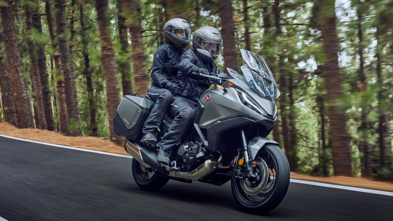 Honda NT1100 Motosiklet Özellikleri : Honda NT1100 102hp Güç, 104nm. Tork, 215km/h Top Speed, 1000cc Üstü,  Fiyat : 717500TL Fiyat, , 238kg Ağırlık, Ön / Arka (310 mm çapında radyal monte edilen 4 piston kaliperli çift disk / 256 mm çapında tek piston kaliperli tek disk) 2 Kanallı ABS Fren, Ön - Arka(120/70/ R17 / 180/55/ R17)