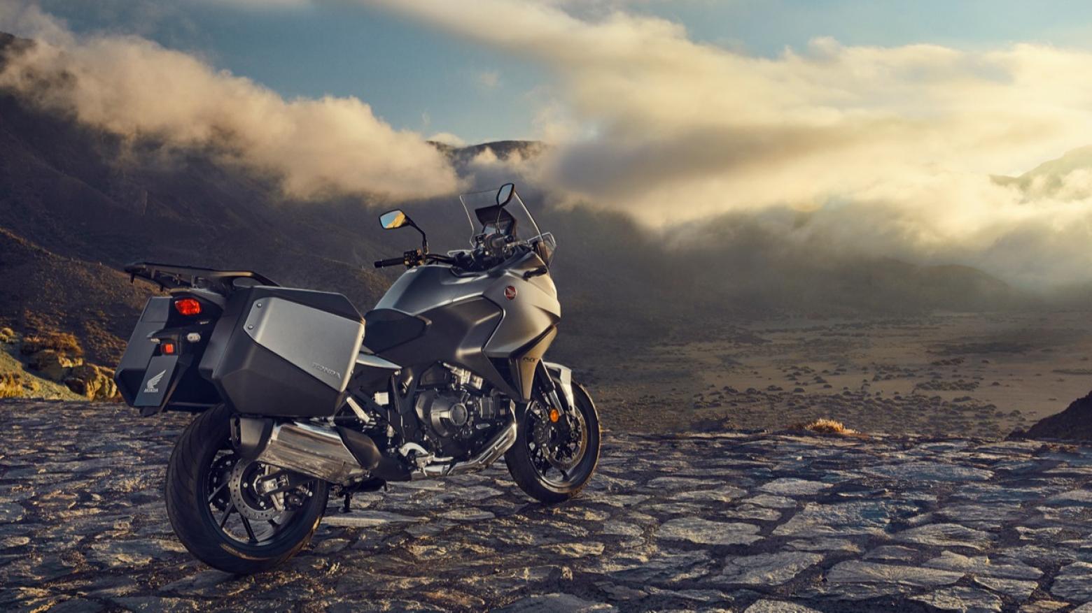 Honda NT1100 Motosiklet Özellikleri : Honda NT1100 102hp Güç, 104nm. Tork, 215km/h Top Speed, 1000cc Üstü,  Fiyat : 717500TL Fiyat, , 238kg Ağırlık, Ön / Arka (310 mm çapında radyal monte edilen 4 piston kaliperli çift disk / 256 mm çapında tek piston kaliperli tek disk) 2 Kanallı ABS Fren, Ön - Arka(120/70/ R17 / 180/55/ R17)
