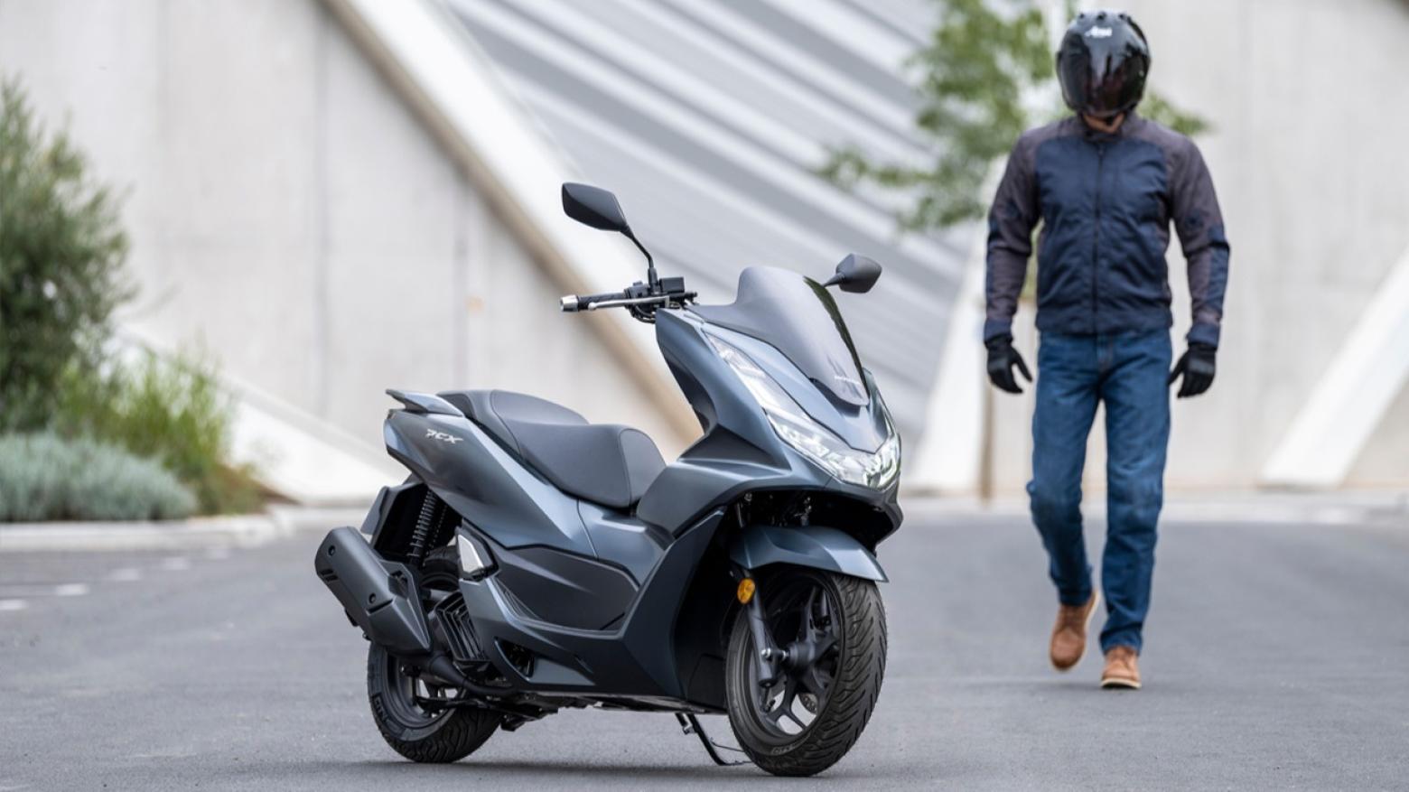Honda PCX 125 Motosiklet Özellikleri : Honda PCX 125 12.5hp Güç, 11.8nm. Tork, 116km/h Top Speed, 125cc Motor Hacmi,  Fiyat : 146750TL Fiyat, , 130kg Ağırlık, Ön / Arka (Disk / Kampana) ABS Fren, Ön - Arka(110/70 R14 - 130/70 R13)