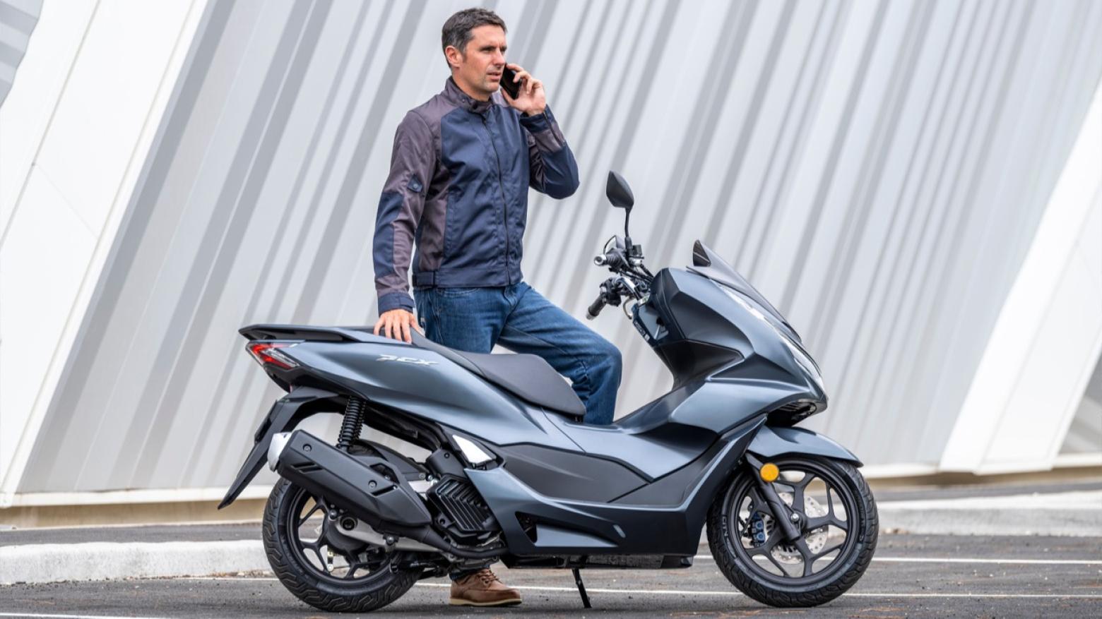 Honda PCX 125 Motosiklet Özellikleri : Honda PCX 125 12.5hp Güç, 11.8nm. Tork, 116km/h Top Speed, 125cc Motor Hacmi,  Fiyat : 146750TL Fiyat, , 130kg Ağırlık, Ön / Arka (Disk / Kampana) ABS Fren, Ön - Arka(110/70 R14 - 130/70 R13)