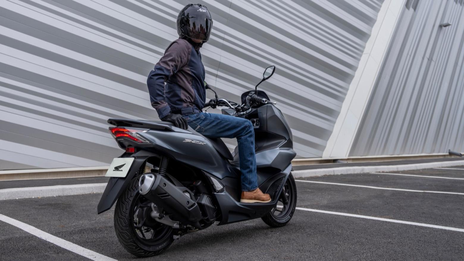 Honda PCX 125 Motosiklet Özellikleri : Honda PCX 125 12.5hp Güç, 11.8nm. Tork, 116km/h Top Speed, 125cc Motor Hacmi,  Fiyat : 146750TL Fiyat, , 130kg Ağırlık, Ön / Arka (Disk / Kampana) ABS Fren, Ön - Arka(110/70 R14 - 130/70 R13)