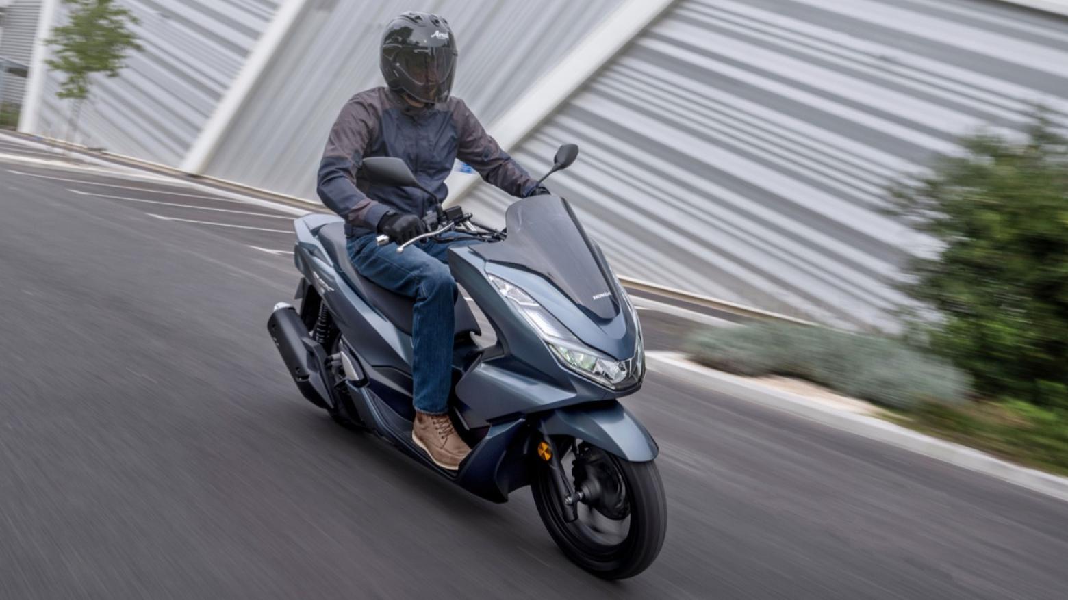Honda PCX 125 Motosiklet Özellikleri : Honda PCX 125 12.5hp Güç, 11.8nm. Tork, 116km/h Top Speed, 125cc Motor Hacmi,  Fiyat : 146750TL Fiyat, , 130kg Ağırlık, Ön / Arka (Disk / Kampana) ABS Fren, Ön - Arka(110/70 R14 - 130/70 R13)