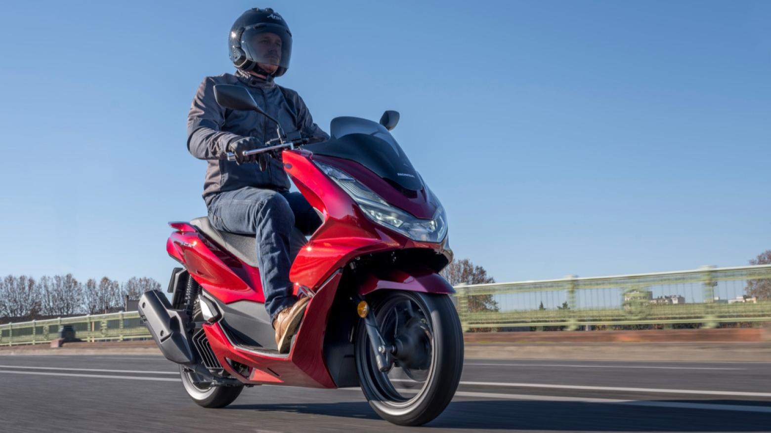 Honda PCX 125 Motosiklet Özellikleri : Honda PCX 125 12.5hp Güç, 11.8nm. Tork, 116km/h Top Speed, 125cc Motor Hacmi,  Fiyat : 146750TL Fiyat, , 130kg Ağırlık, Ön / Arka (Disk / Kampana) ABS Fren, Ön - Arka(110/70 R14 - 130/70 R13)