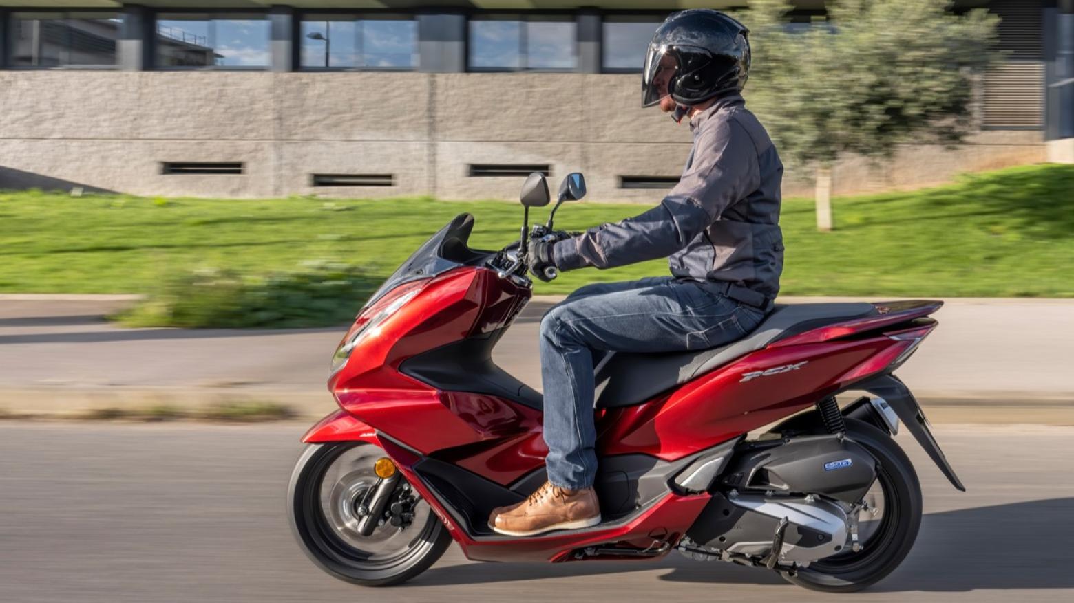 Honda PCX 125 Motosiklet Özellikleri : Honda PCX 125 12.5hp Güç, 11.8nm. Tork, 116km/h Top Speed, 125cc Motor Hacmi,  Fiyat : 146750TL Fiyat, , 130kg Ağırlık, Ön / Arka (Disk / Kampana) ABS Fren, Ön - Arka(110/70 R14 - 130/70 R13)