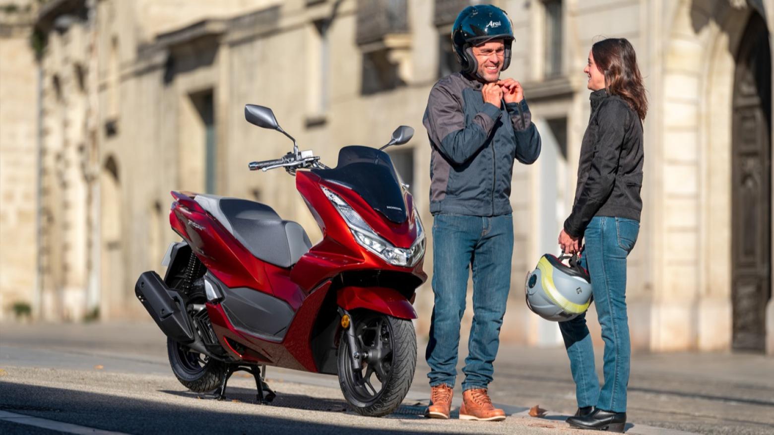 Honda PCX 125 Motosiklet Özellikleri : Honda PCX 125 12.5hp Güç, 11.8nm. Tork, 116km/h Top Speed, 125cc Motor Hacmi,  Fiyat : 146750TL Fiyat, , 130kg Ağırlık, Ön / Arka (Disk / Kampana) ABS Fren, Ön - Arka(110/70 R14 - 130/70 R13)