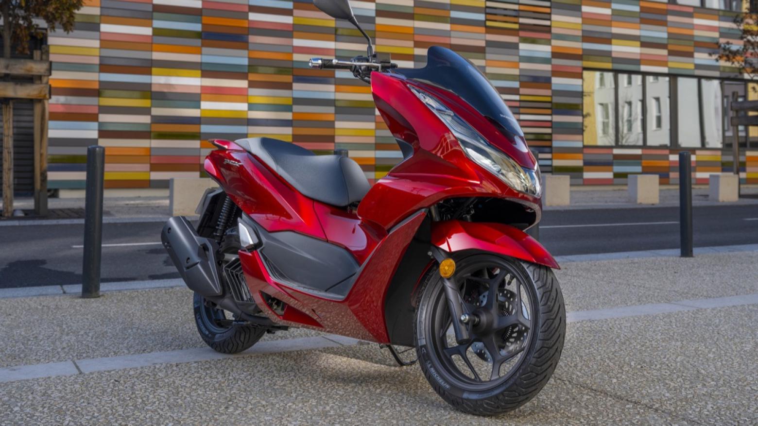 Honda PCX 125 Motosiklet Özellikleri : Honda PCX 125 12.5hp Güç, 11.8nm. Tork, 116km/h Top Speed, 125cc Motor Hacmi,  Fiyat : 146750TL Fiyat, , 130kg Ağırlık, Ön / Arka (Disk / Kampana) ABS Fren, Ön - Arka(110/70 R14 - 130/70 R13)