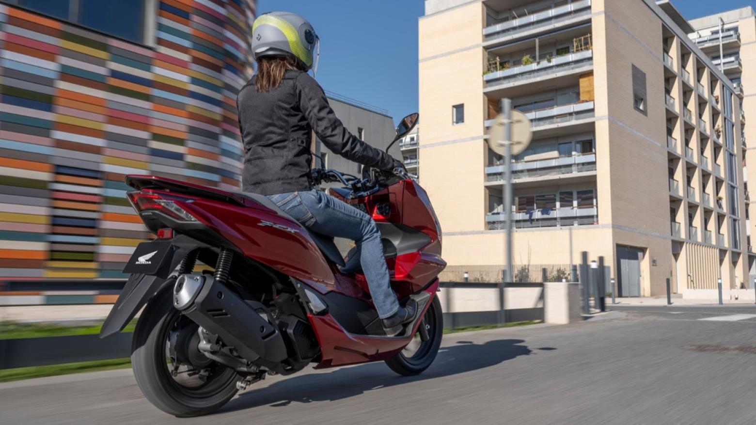 Honda PCX 125 Motosiklet Özellikleri : Honda PCX 125 12.5hp Güç, 11.8nm. Tork, 116km/h Top Speed, 125cc Motor Hacmi,  Fiyat : 146750TL Fiyat, , 130kg Ağırlık, Ön / Arka (Disk / Kampana) ABS Fren, Ön - Arka(110/70 R14 - 130/70 R13)