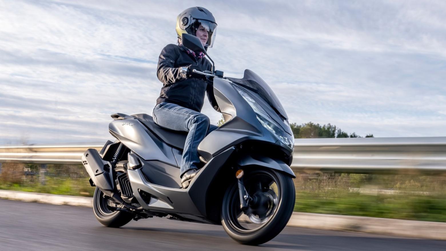 Honda PCX 125 Motosiklet Özellikleri : Honda PCX 125 12.5hp Güç, 11.8nm. Tork, 116km/h Top Speed, 125cc Motor Hacmi,  Fiyat : 146750TL Fiyat, , 130kg Ağırlık, Ön / Arka (Disk / Kampana) ABS Fren, Ön - Arka(110/70 R14 - 130/70 R13)