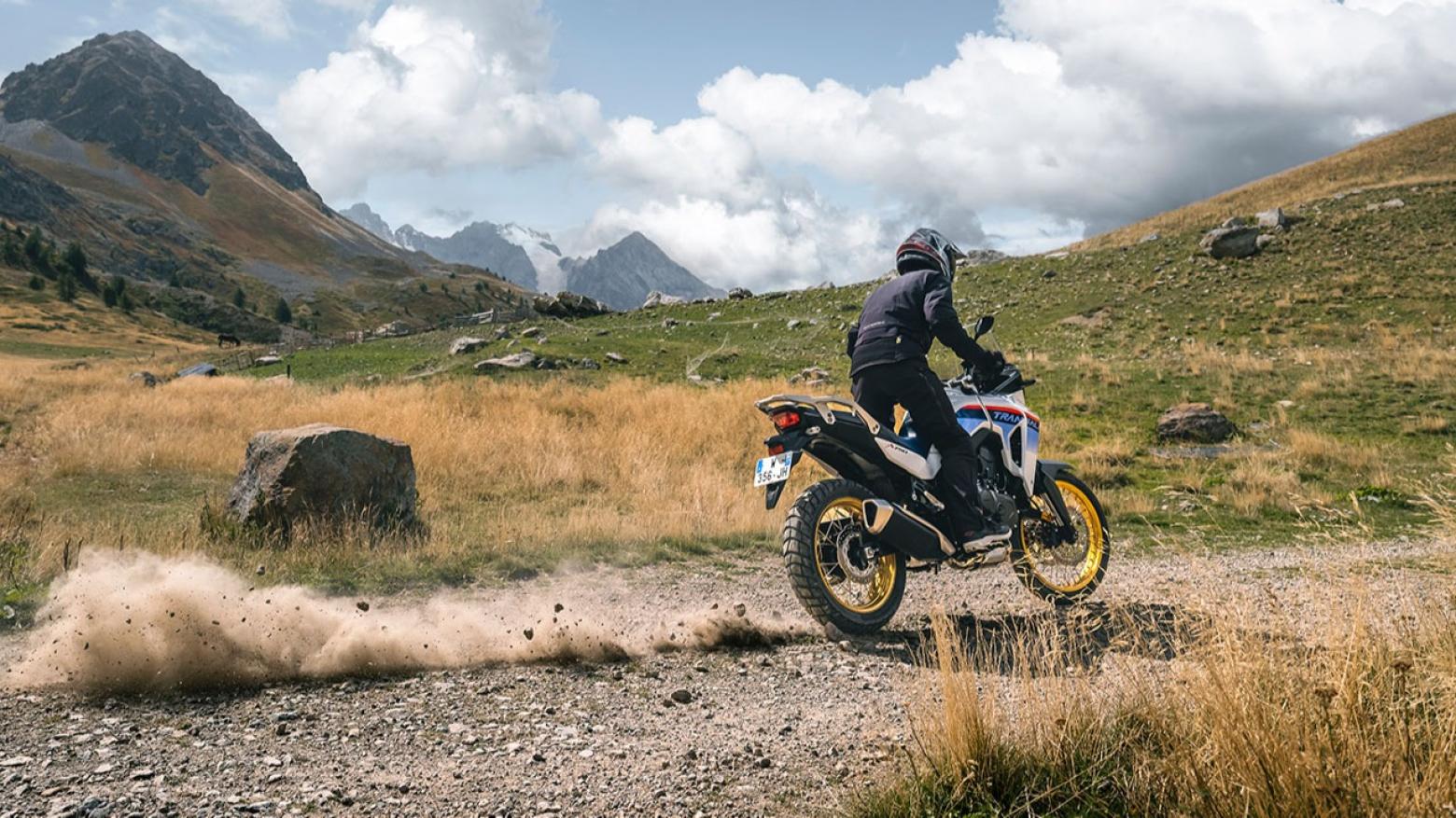 Honda Transalp XL750 Motosiklet Özellikleri : Honda Transalp XL750 92hp Güç, 75nm. Tork, 203km/h Top Speed, 750cc Motor Hacmi,  Fiyat : 590750TL Fiyat, , 208kg Ağırlık, Ön / Arka (310 mm radyal monteli 4 piston kaliperli hidrolik çift disk / 256 mm tek piston kaliperli tek disk) 2 Kanallı ABS Fren, Ön - Arka(90/90-R21 / 150/70-R18)