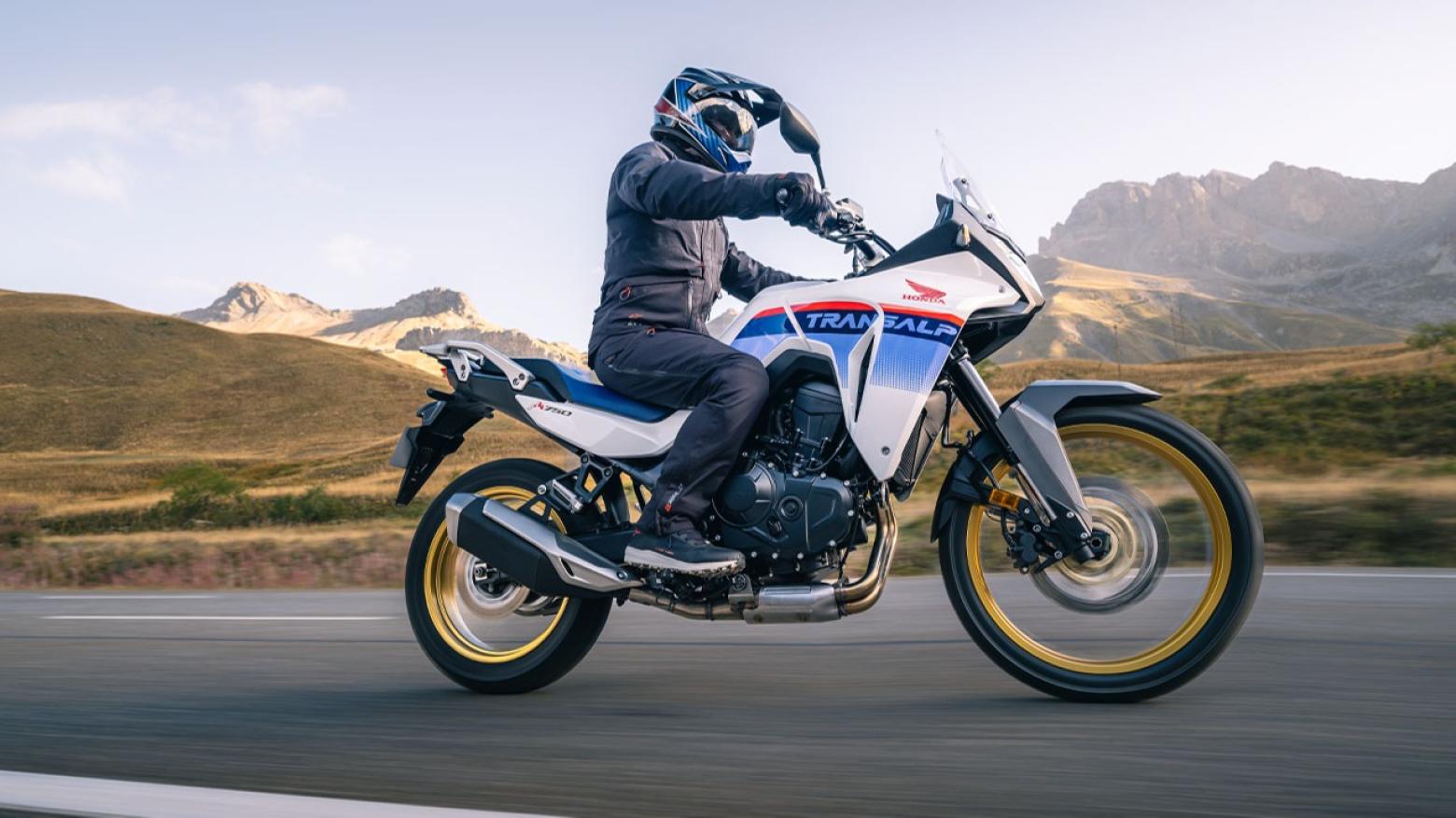 Honda Transalp XL750 Motosiklet Özellikleri : Honda Transalp XL750 92hp Güç, 75nm. Tork, 203km/h Top Speed, 750cc Motor Hacmi,  Fiyat : 590750TL Fiyat, , 208kg Ağırlık, Ön / Arka (310 mm radyal monteli 4 piston kaliperli hidrolik çift disk / 256 mm tek piston kaliperli tek disk) 2 Kanallı ABS Fren, Ön - Arka(90/90-R21 / 150/70-R18)