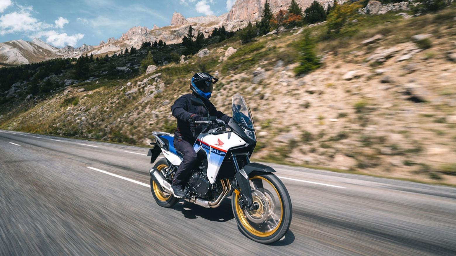 Honda Transalp XL750 Motosiklet Özellikleri : Honda Transalp XL750 92hp Güç, 75nm. Tork, 203km/h Top Speed, 750cc Motor Hacmi,  Fiyat : 590750TL Fiyat, , 208kg Ağırlık, Ön / Arka (310 mm radyal monteli 4 piston kaliperli hidrolik çift disk / 256 mm tek piston kaliperli tek disk) 2 Kanallı ABS Fren, Ön - Arka(90/90-R21 / 150/70-R18)