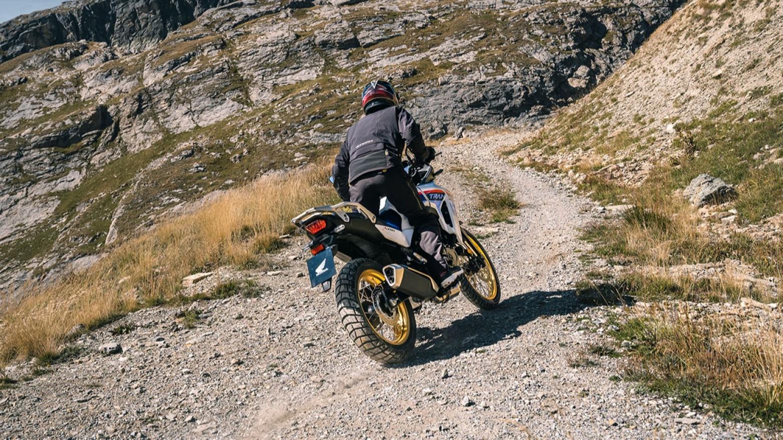 Honda Transalp XL750 Motosiklet Özellikleri : Honda Transalp XL750 92hp Güç, 75nm. Tork, 203km/h Top Speed, 750cc Motor Hacmi,  Fiyat : 590750TL Fiyat, , 208kg Ağırlık, Ön / Arka (310 mm radyal monteli 4 piston kaliperli hidrolik çift disk / 256 mm tek piston kaliperli tek disk) 2 Kanallı ABS Fren, Ön - Arka(90/90-R21 / 150/70-R18)