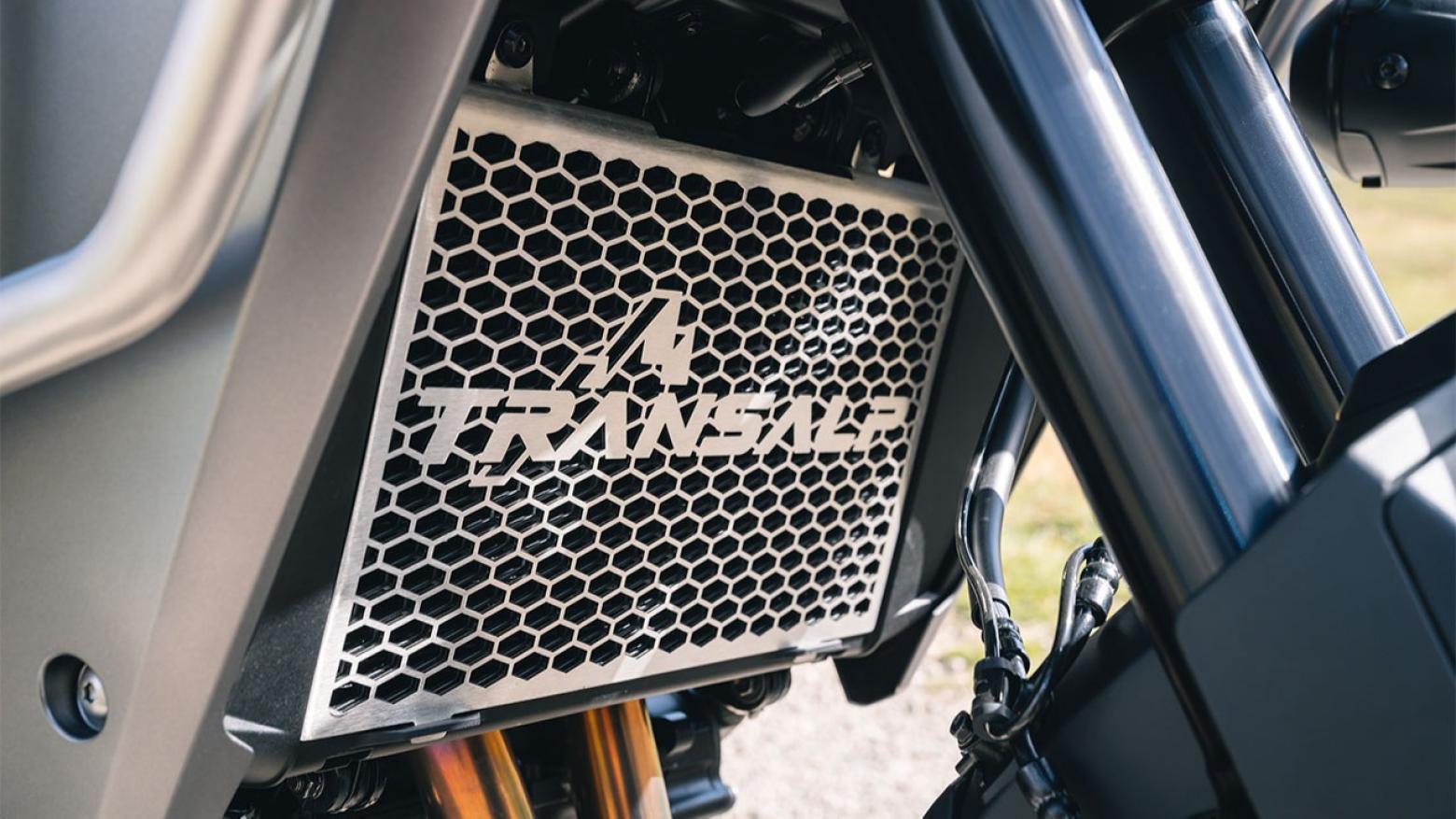 Honda Transalp XL750 Motosiklet Özellikleri : Honda Transalp XL750 92hp Güç, 75nm. Tork, 203km/h Top Speed, 750cc Motor Hacmi,  Fiyat : 590750TL Fiyat, , 208kg Ağırlık, Ön / Arka (310 mm radyal monteli 4 piston kaliperli hidrolik çift disk / 256 mm tek piston kaliperli tek disk) 2 Kanallı ABS Fren, Ön - Arka(90/90-R21 / 150/70-R18)