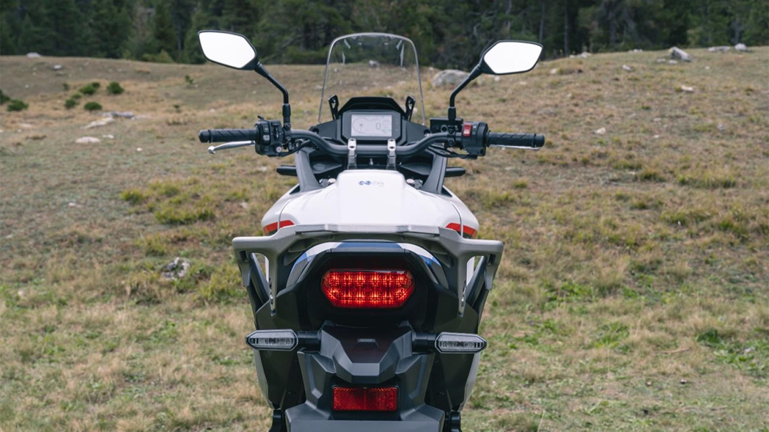 Honda Transalp XL750 Motosiklet Özellikleri : Honda Transalp XL750 92hp Güç, 75nm. Tork, 203km/h Top Speed, 750cc Motor Hacmi,  Fiyat : 590750TL Fiyat, , 208kg Ağırlık, Ön / Arka (310 mm radyal monteli 4 piston kaliperli hidrolik çift disk / 256 mm tek piston kaliperli tek disk) 2 Kanallı ABS Fren, Ön - Arka(90/90-R21 / 150/70-R18)