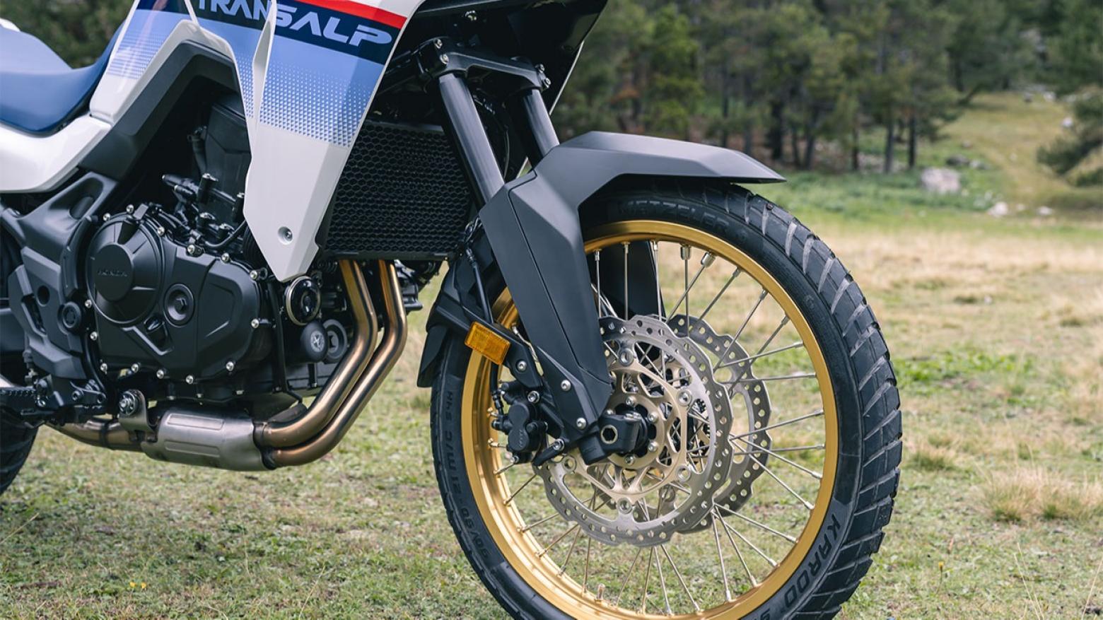 Honda Transalp XL750 Motosiklet Özellikleri : Honda Transalp XL750 92hp Güç, 75nm. Tork, 203km/h Top Speed, 750cc Motor Hacmi,  Fiyat : 590750TL Fiyat, , 208kg Ağırlık, Ön / Arka (310 mm radyal monteli 4 piston kaliperli hidrolik çift disk / 256 mm tek piston kaliperli tek disk) 2 Kanallı ABS Fren, Ön - Arka(90/90-R21 / 150/70-R18)