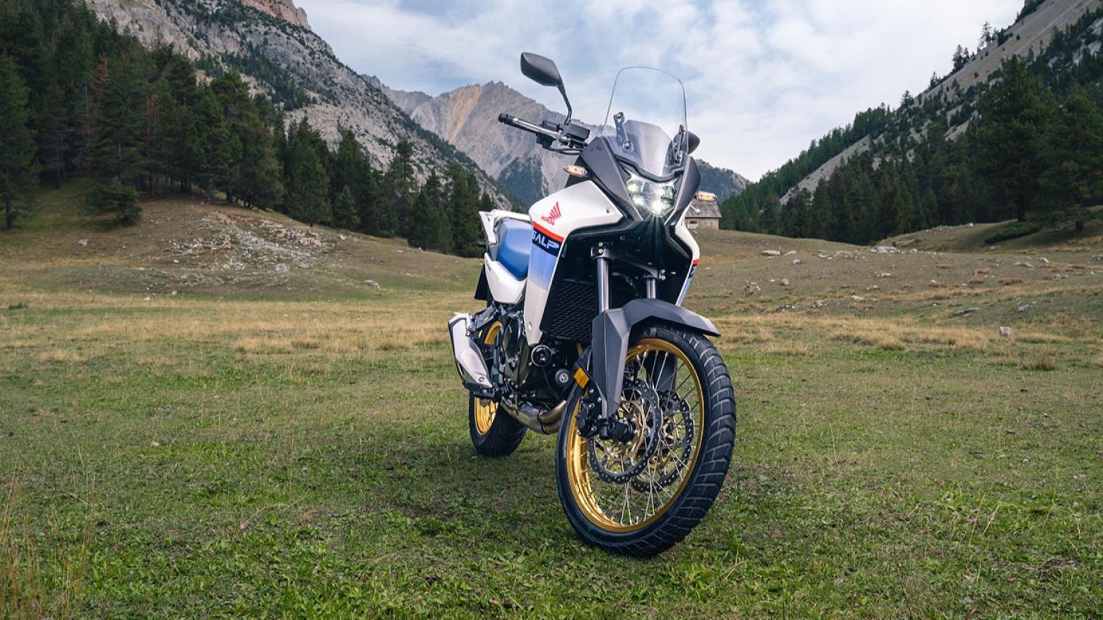 Honda Transalp XL750 Motosiklet Özellikleri : Honda Transalp XL750 92hp Güç, 75nm. Tork, 203km/h Top Speed, 750cc Motor Hacmi,  Fiyat : 590750TL Fiyat, , 208kg Ağırlık, Ön / Arka (310 mm radyal monteli 4 piston kaliperli hidrolik çift disk / 256 mm tek piston kaliperli tek disk) 2 Kanallı ABS Fren, Ön - Arka(90/90-R21 / 150/70-R18)