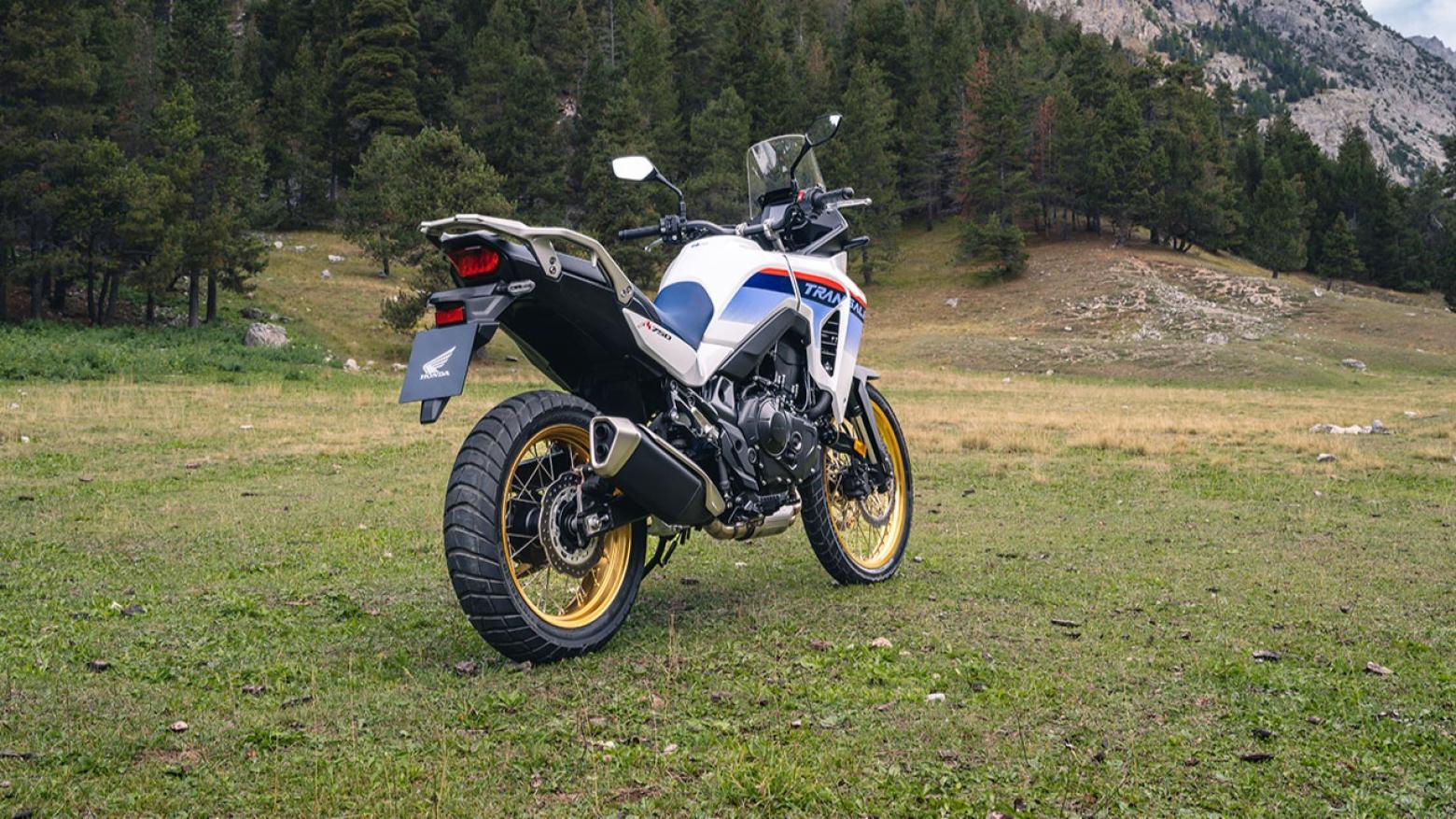 Honda Transalp XL750 Motosiklet Özellikleri : Honda Transalp XL750 92hp Güç, 75nm. Tork, 203km/h Top Speed, 750cc Motor Hacmi,  Fiyat : 590750TL Fiyat, , 208kg Ağırlık, Ön / Arka (310 mm radyal monteli 4 piston kaliperli hidrolik çift disk / 256 mm tek piston kaliperli tek disk) 2 Kanallı ABS Fren, Ön - Arka(90/90-R21 / 150/70-R18)