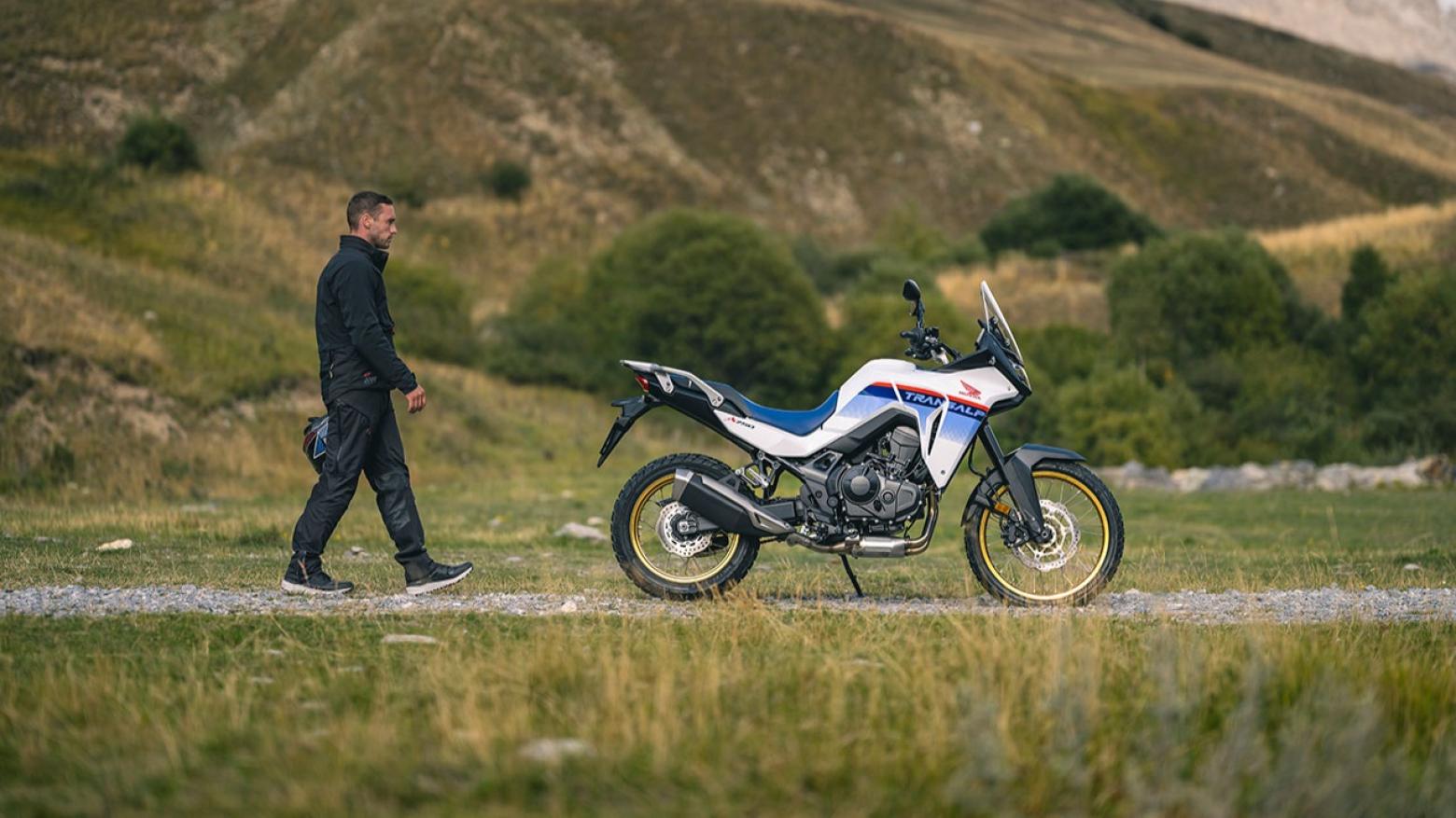 Honda Transalp XL750 Motosiklet Özellikleri : Honda Transalp XL750 92hp Güç, 75nm. Tork, 203km/h Top Speed, 750cc Motor Hacmi,  Fiyat : 590750TL Fiyat, , 208kg Ağırlık, Ön / Arka (310 mm radyal monteli 4 piston kaliperli hidrolik çift disk / 256 mm tek piston kaliperli tek disk) 2 Kanallı ABS Fren, Ön - Arka(90/90-R21 / 150/70-R18)