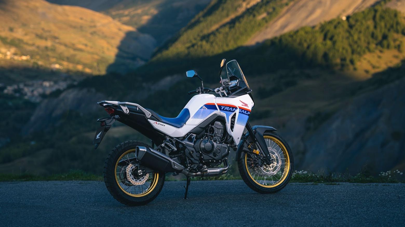 Honda Transalp XL750 Motosiklet Özellikleri : Honda Transalp XL750 92hp Güç, 75nm. Tork, 203km/h Top Speed, 750cc Motor Hacmi,  Fiyat : 590750TL Fiyat, , 208kg Ağırlık, Ön / Arka (310 mm radyal monteli 4 piston kaliperli hidrolik çift disk / 256 mm tek piston kaliperli tek disk) 2 Kanallı ABS Fren, Ön - Arka(90/90-R21 / 150/70-R18)