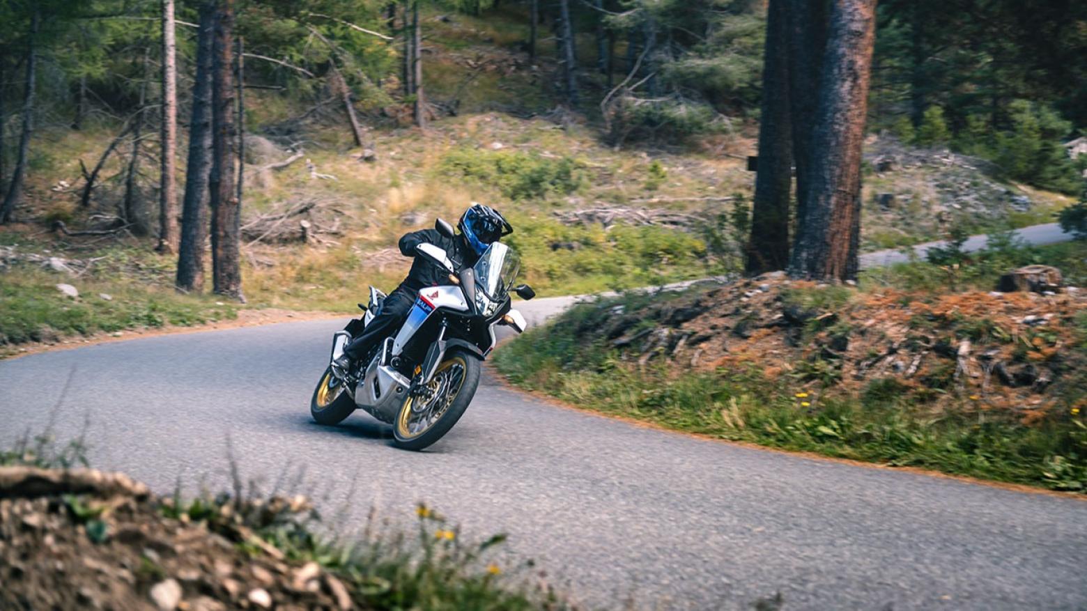 Honda Transalp XL750 Motosiklet Özellikleri : Honda Transalp XL750 92hp Güç, 75nm. Tork, 203km/h Top Speed, 750cc Motor Hacmi,  Fiyat : 590750TL Fiyat, , 208kg Ağırlık, Ön / Arka (310 mm radyal monteli 4 piston kaliperli hidrolik çift disk / 256 mm tek piston kaliperli tek disk) 2 Kanallı ABS Fren, Ön - Arka(90/90-R21 / 150/70-R18)
