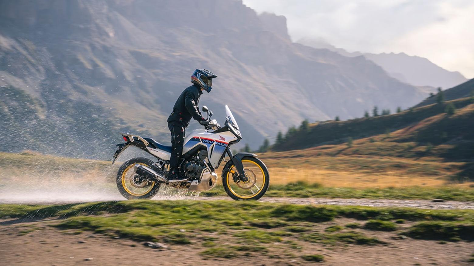 Honda Transalp XL750 Motosiklet Özellikleri : Honda Transalp XL750 92hp Güç, 75nm. Tork, 203km/h Top Speed, 750cc Motor Hacmi,  Fiyat : 590750TL Fiyat, , 208kg Ağırlık, Ön / Arka (310 mm radyal monteli 4 piston kaliperli hidrolik çift disk / 256 mm tek piston kaliperli tek disk) 2 Kanallı ABS Fren, Ön - Arka(90/90-R21 / 150/70-R18)