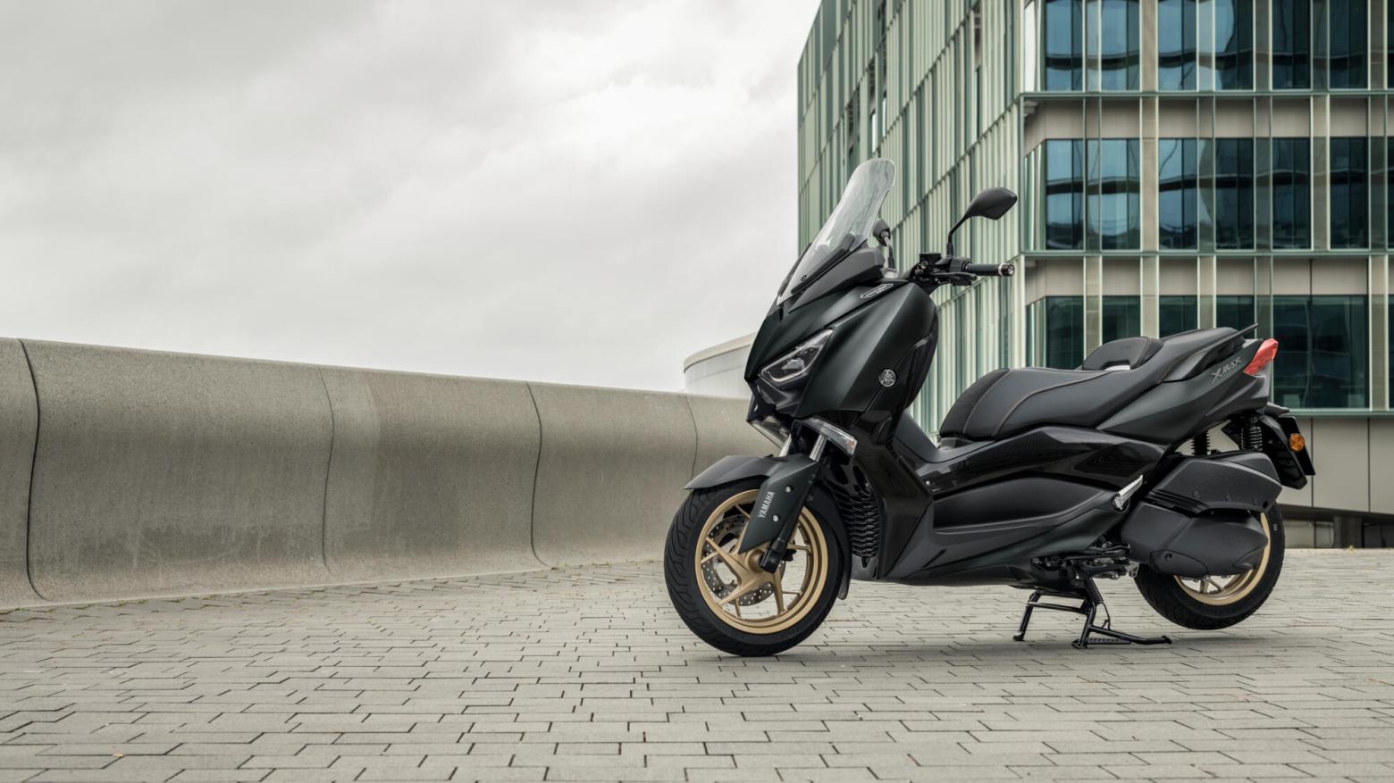 Yamaha 2022 XMAX 250 Tech MAX Motosiklet Özellikleri : Yamaha 2022 XMAX 250 Tech MAX 22.5hp Güç, 24.3nm. Tork, 158km/h Top Speed, 250cc Motor Hacmi,  Fiyat : 236600TL Fiyat, , 180kg Ağırlık, Hidrolik tek disk, Ø267 mm, Hidrolik tek disk, Ø245 mm (ABS) Fren, 120/70-15M/C 56S, 140/70-14M/C 68S