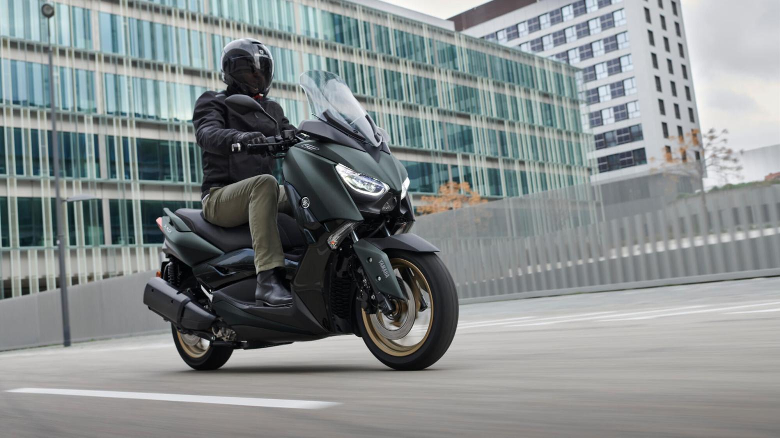Yamaha 2022 XMAX 250 Tech MAX Motosiklet Özellikleri : Yamaha 2022 XMAX 250 Tech MAX 22.5hp Güç, 24.3nm. Tork, 158km/h Top Speed, 250cc Motor Hacmi,  Fiyat : 236600TL Fiyat, , 180kg Ağırlık, Hidrolik tek disk, Ø267 mm, Hidrolik tek disk, Ø245 mm (ABS) Fren, 120/70-15M/C 56S, 140/70-14M/C 68S