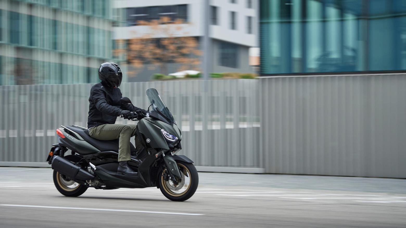 Yamaha 2022 XMAX 250 Tech MAX Motosiklet Özellikleri : Yamaha 2022 XMAX 250 Tech MAX 22.5hp Güç, 24.3nm. Tork, 158km/h Top Speed, 250cc Motor Hacmi,  Fiyat : 236600TL Fiyat, , 180kg Ağırlık, Hidrolik tek disk, Ø267 mm, Hidrolik tek disk, Ø245 mm (ABS) Fren, 120/70-15M/C 56S, 140/70-14M/C 68S