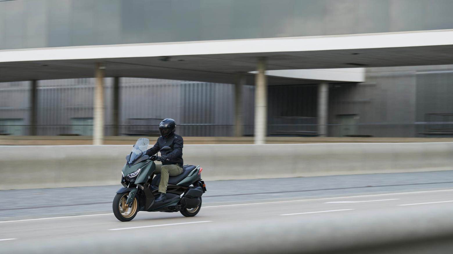 Yamaha 2022 XMAX 250 Tech MAX Motosiklet Özellikleri : Yamaha 2022 XMAX 250 Tech MAX 22.5hp Güç, 24.3nm. Tork, 158km/h Top Speed, 250cc Motor Hacmi,  Fiyat : 236600TL Fiyat, , 180kg Ağırlık, Hidrolik tek disk, Ø267 mm, Hidrolik tek disk, Ø245 mm (ABS) Fren, 120/70-15M/C 56S, 140/70-14M/C 68S