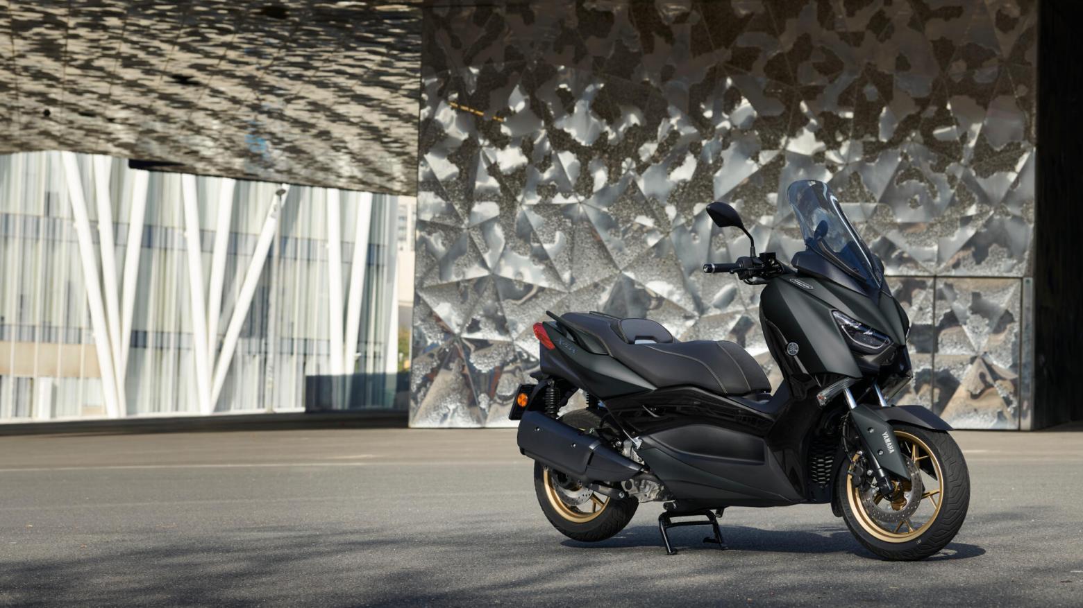 Yamaha 2022 XMAX 250 Tech MAX Motosiklet Özellikleri : Yamaha 2022 XMAX 250 Tech MAX 22.5hp Güç, 24.3nm. Tork, 158km/h Top Speed, 250cc Motor Hacmi,  Fiyat : 236600TL Fiyat, , 180kg Ağırlık, Hidrolik tek disk, Ø267 mm, Hidrolik tek disk, Ø245 mm (ABS) Fren, 120/70-15M/C 56S, 140/70-14M/C 68S