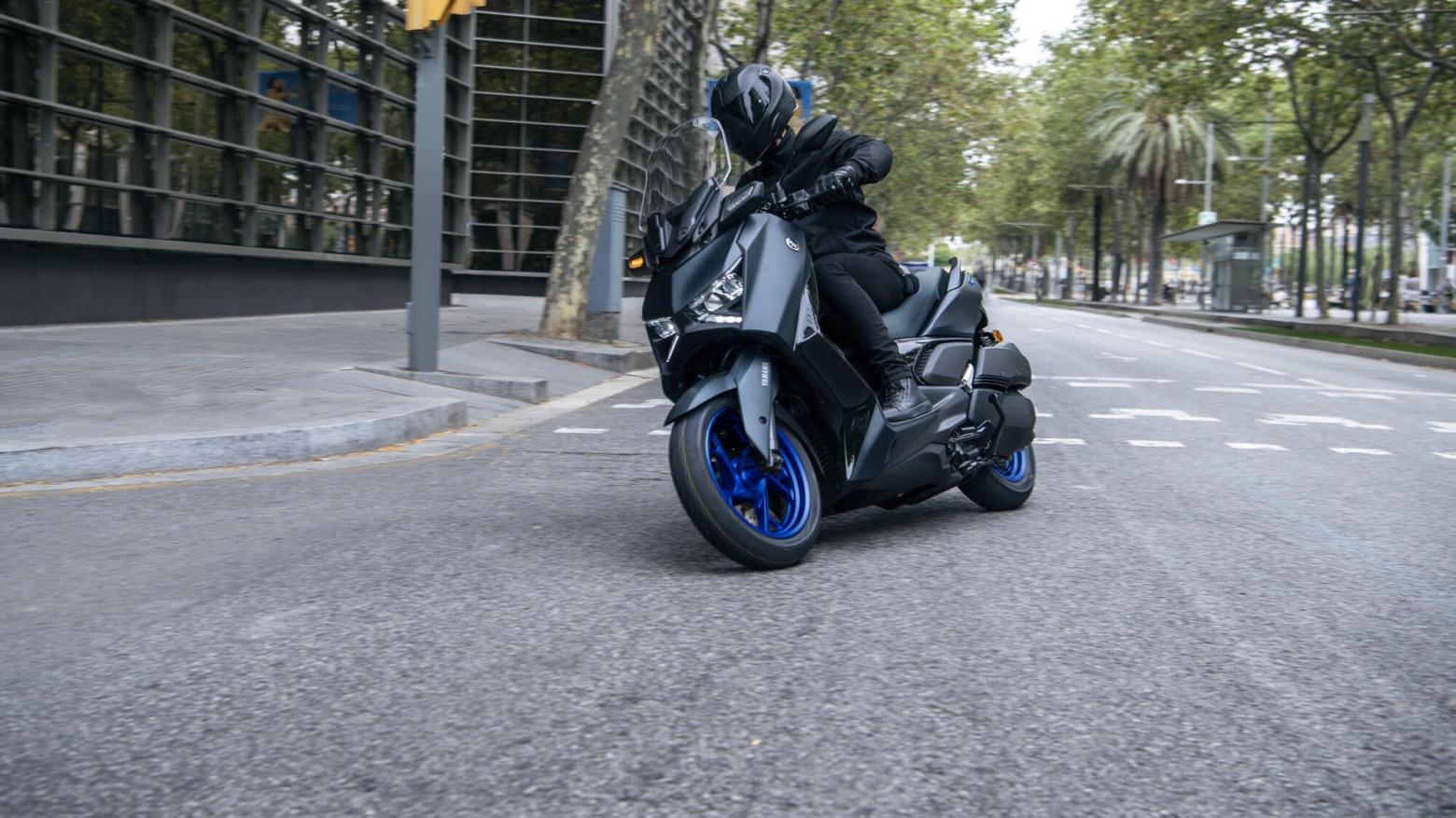 Yamaha  XMAX 250 Motosiklet Özellikleri : Yamaha  XMAX 250 22.5hp Güç, 24.3nm. Tork, 158km/h Top Speed, 250cc Motor Hacmi,  Fiyat : 252500TL Fiyat, , 183kg Ağırlık, Hidrolik tek disk, Ø267 mm (ABS), Hidrolik tek disk, Ø245 mm (ABS) Fren, 120/70-15, 140/70-14