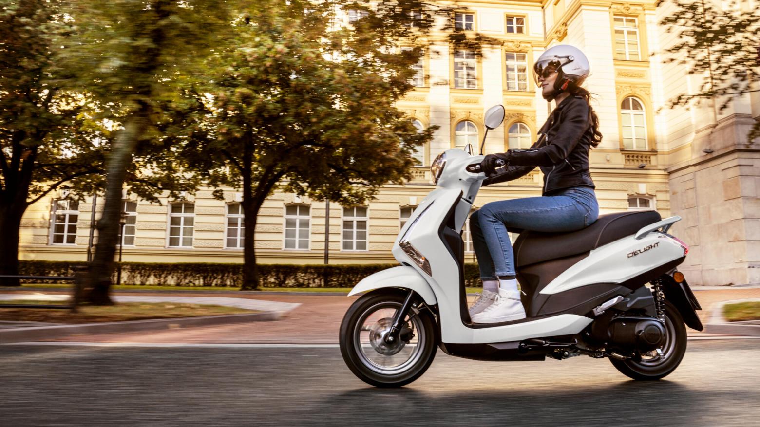 Yamaha Delight 125 Motosiklet Özellikleri : Yamaha Delight 125 8.4hp Güç, 9.8nm. Tork, 100km/h Top Speed, 125cc Motor Hacmi,  Fiyat : 125000TL Fiyat, , 101kg Ağırlık, Ön : Hidrolik tek disk fren Arka : Kampana Fren, Ön : 90/90-12 44J Tubeless Arka : 100/90-10 56J Tubeless