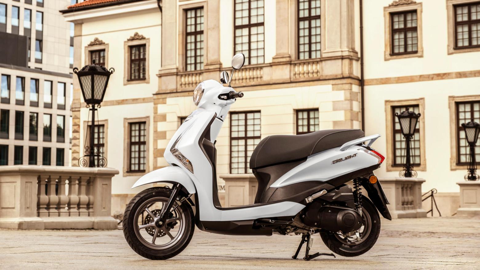 Yamaha Delight 125 Motosiklet Özellikleri : Yamaha Delight 125 8.4hp Güç, 9.8nm. Tork, 100km/h Top Speed, 125cc Motor Hacmi,  Fiyat : 125000TL Fiyat, , 101kg Ağırlık, Ön : Hidrolik tek disk fren Arka : Kampana Fren, Ön : 90/90-12 44J Tubeless Arka : 100/90-10 56J Tubeless