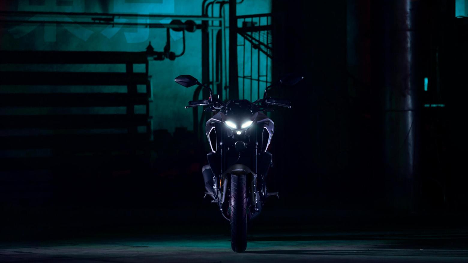 YAMAHA MT-03 Motosiklet Özellikleri : YAMAHA MT-03 42hp Güç, 29.6nm. Tork, 180km/h Top Speed, 300cc Motor Hacmi,  Fiyat : Henüz Ülkemiz de Fiyatı Belli Değil, , 168kg Ağırlık, Ön Hidrolik tek diskli fren, 298 mm; ABS, Arka Hidrolik tek diskli fren, 220 mm; ABS'ler Fren, Ön 110/70R17, Arka 140/70R17