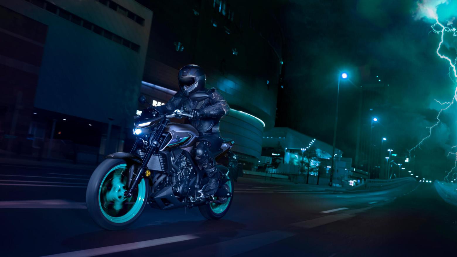 YAMAHA MT-03 Motosiklet Özellikleri : YAMAHA MT-03 42hp Güç, 29.6nm. Tork, 180km/h Top Speed, 300cc Motor Hacmi,  Fiyat : Henüz Ülkemiz de Fiyatı Belli Değil, , 168kg Ağırlık, Ön Hidrolik tek diskli fren, 298 mm; ABS, Arka Hidrolik tek diskli fren, 220 mm; ABS'ler Fren, Ön 110/70R17, Arka 140/70R17