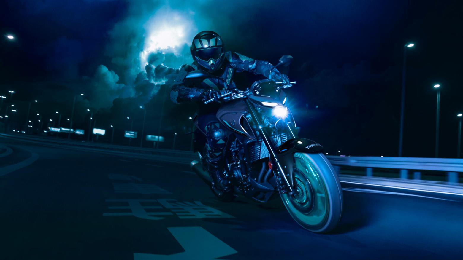 YAMAHA MT-03 Motosiklet Özellikleri : YAMAHA MT-03 42hp Güç, 29.6nm. Tork, 180km/h Top Speed, 300cc Motor Hacmi,  Fiyat : Henüz Ülkemiz de Fiyatı Belli Değil, , 168kg Ağırlık, Ön Hidrolik tek diskli fren, 298 mm; ABS, Arka Hidrolik tek diskli fren, 220 mm; ABS'ler Fren, Ön 110/70R17, Arka 140/70R17