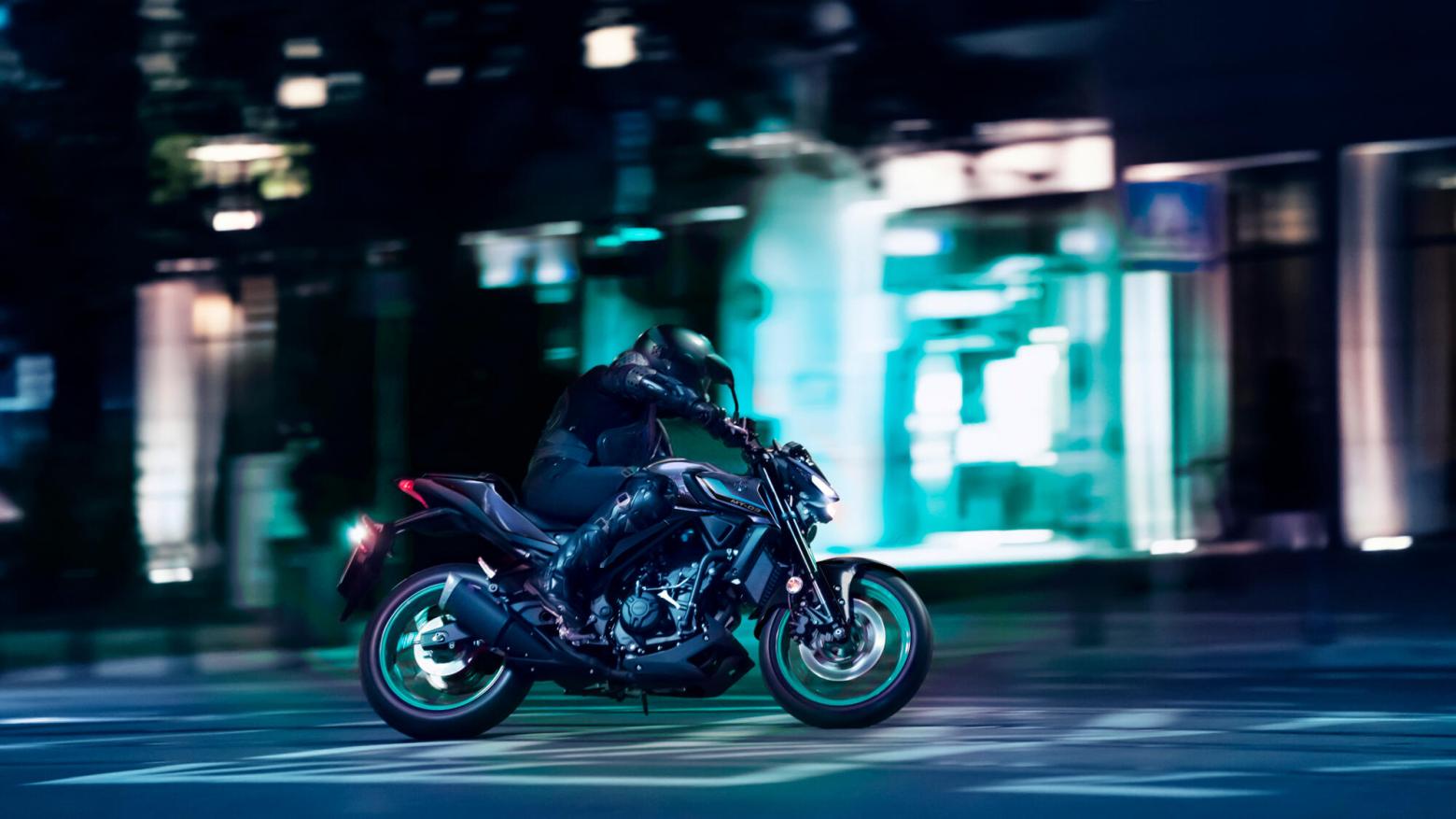 YAMAHA MT-03 Motosiklet Özellikleri : YAMAHA MT-03 42hp Güç, 29.6nm. Tork, 180km/h Top Speed, 300cc Motor Hacmi,  Fiyat : Henüz Ülkemiz de Fiyatı Belli Değil, , 168kg Ağırlık, Ön Hidrolik tek diskli fren, 298 mm; ABS, Arka Hidrolik tek diskli fren, 220 mm; ABS'ler Fren, Ön 110/70R17, Arka 140/70R17