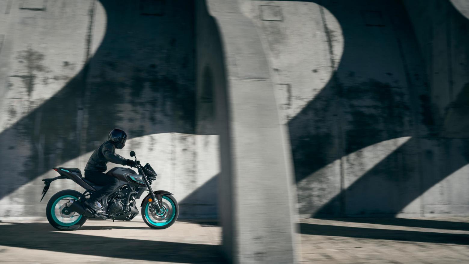 YAMAHA MT-03 Motosiklet Özellikleri : YAMAHA MT-03 42hp Güç, 29.6nm. Tork, 180km/h Top Speed, 300cc Motor Hacmi,  Fiyat : Henüz Ülkemiz de Fiyatı Belli Değil, , 168kg Ağırlık, Ön Hidrolik tek diskli fren, 298 mm; ABS, Arka Hidrolik tek diskli fren, 220 mm; ABS'ler Fren, Ön 110/70R17, Arka 140/70R17