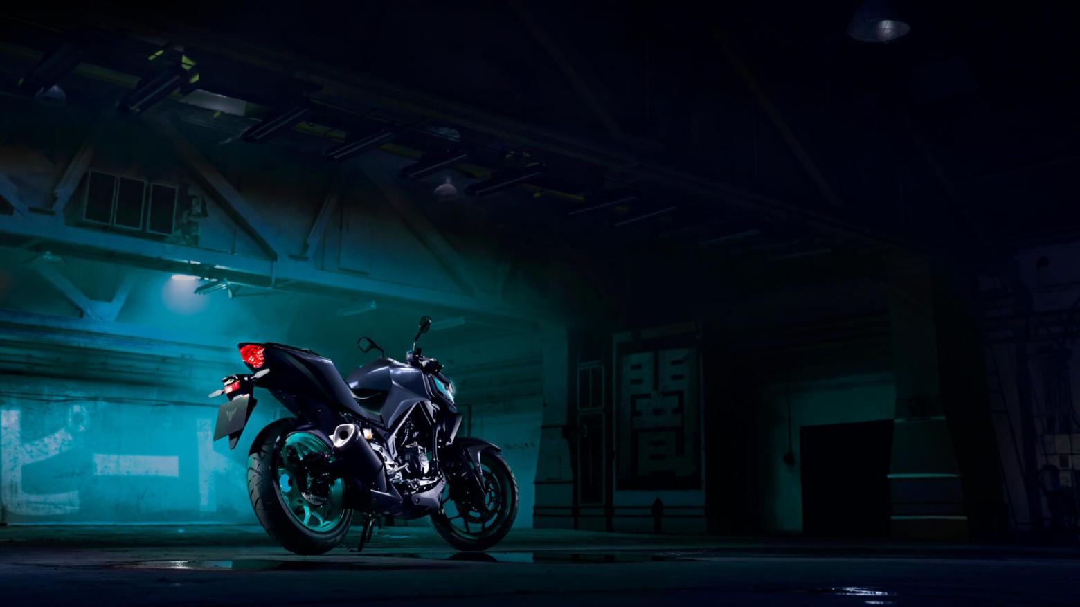 YAMAHA MT-03 Motosiklet Özellikleri : YAMAHA MT-03 42hp Güç, 29.6nm. Tork, 180km/h Top Speed, 300cc Motor Hacmi,  Fiyat : Henüz Ülkemiz de Fiyatı Belli Değil, , 168kg Ağırlık, Ön Hidrolik tek diskli fren, 298 mm; ABS, Arka Hidrolik tek diskli fren, 220 mm; ABS'ler Fren, Ön 110/70R17, Arka 140/70R17