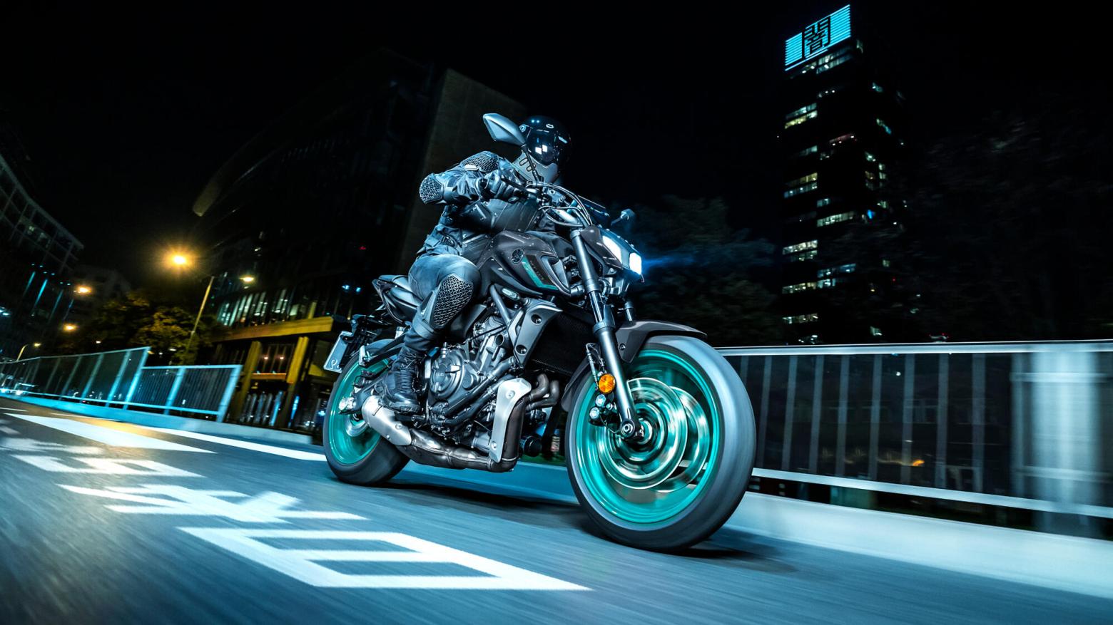Yamaha MT-07 Motosiklet Özellikleri : Yamaha MT-07 73.4hp Güç, 67nm. Tork, 230km/h Top Speed, 700cc Motor Hacmi,  Fiyat : 379800TL Fiyat, , 184kg Ağırlık, Ön hidrolik çift 298mm ve arka hidrolik tek 245mm disk ABS (Nissen kaliperler) Fren, 120/70 ZR 17 ön, 180/55 ZR 17 arka lastik ebatı