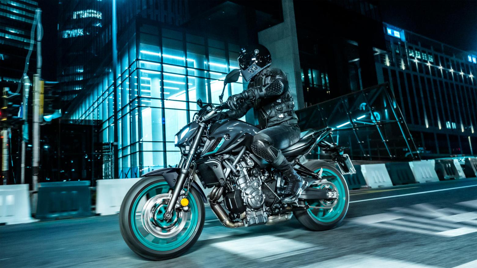 YAMAHA MT-07 Motosiklet Özellikleri : YAMAHA MT-07 73.4hp Güç, 67nm. Tork, 220km/h Top Speed, 700cc Motor Hacmi,  Fiyat : 396000TL Fiyat, , 184kg Ağırlık, Ön Çift 298 mm hidrolik disk; ABS, Arka 245mm hidrolik disk; ABS'ler Fren, Ön 120/70ZR17, Arka 180/55ZR17