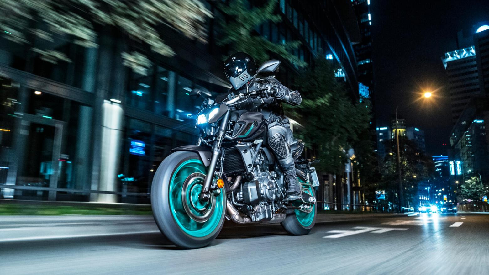 YAMAHA MT-07 Motosiklet Özellikleri : YAMAHA MT-07 73.4hp Güç, 67nm. Tork, 220km/h Top Speed, 700cc Motor Hacmi,  Fiyat : 396000TL Fiyat, , 184kg Ağırlık, Ön Çift 298 mm hidrolik disk; ABS, Arka 245mm hidrolik disk; ABS'ler Fren, Ön 120/70ZR17, Arka 180/55ZR17
